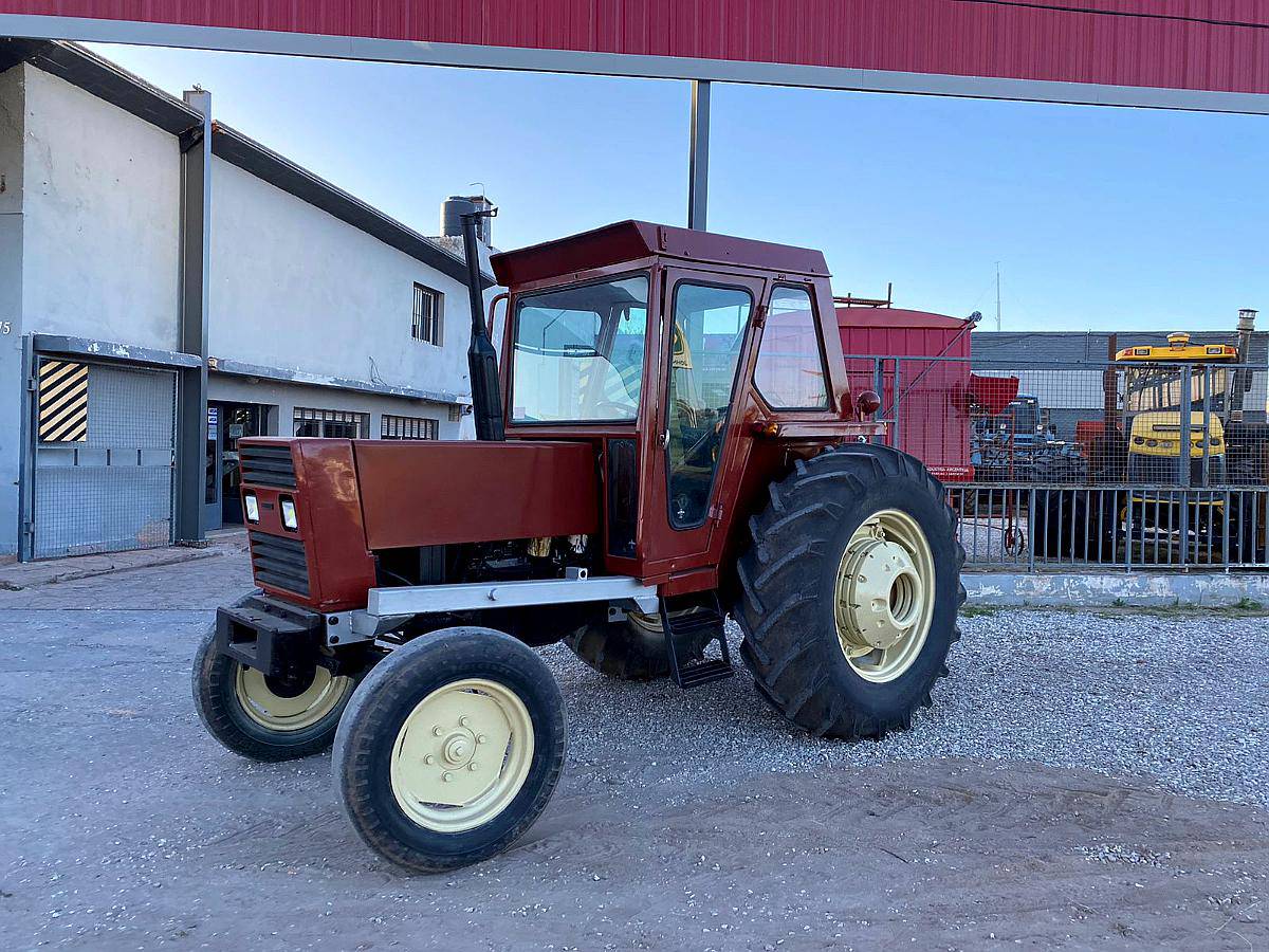 Tractor Fiat 880 con Levante