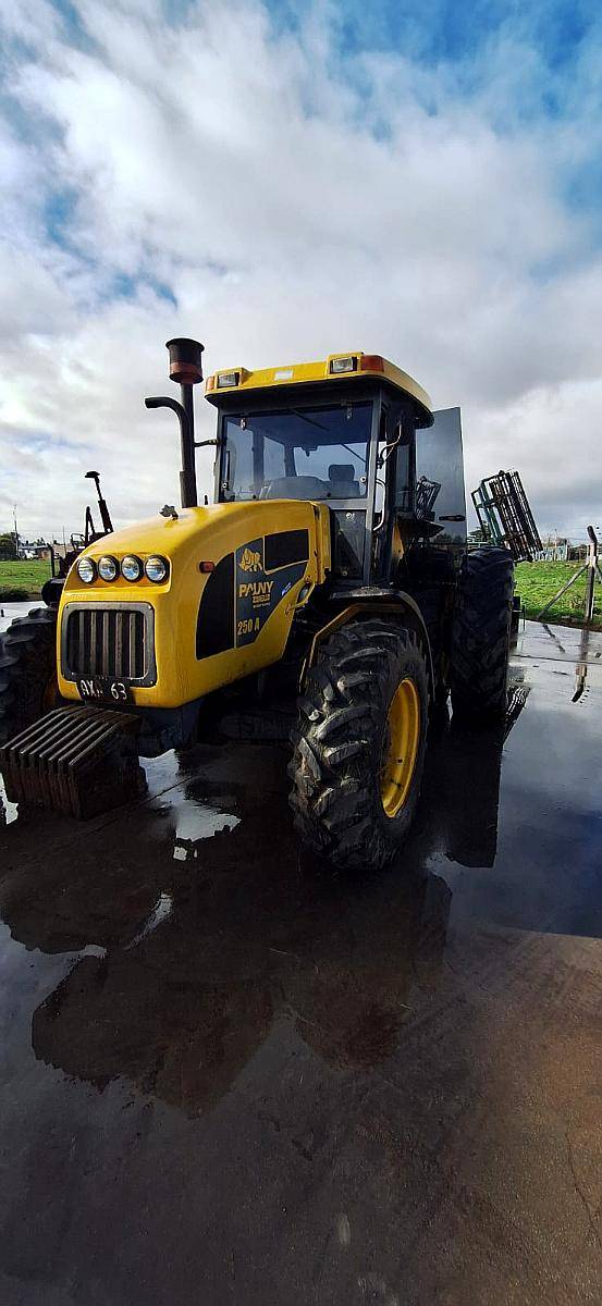 Tractor Pauny 250 - Motor Cummins - 8700 Hs - Duales 18.4x34