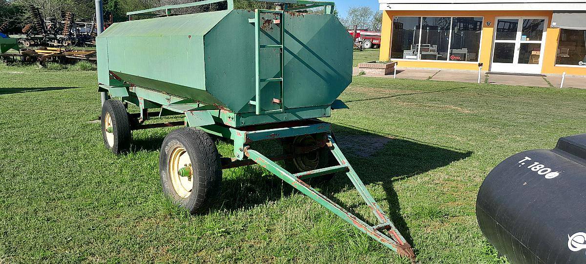 Acoplado Tanque 3000 Lts con Baul