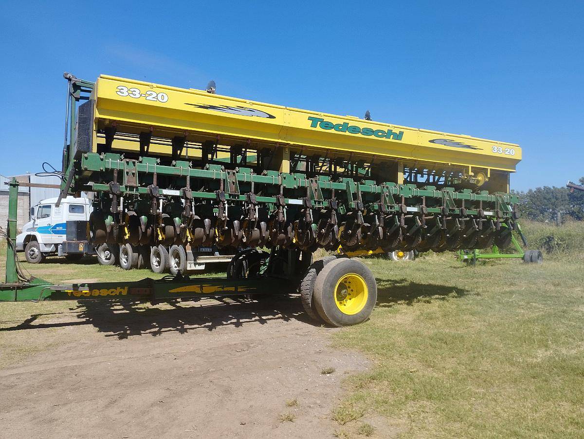 Sembradora Tedeschi 33-20 con Alfalfero