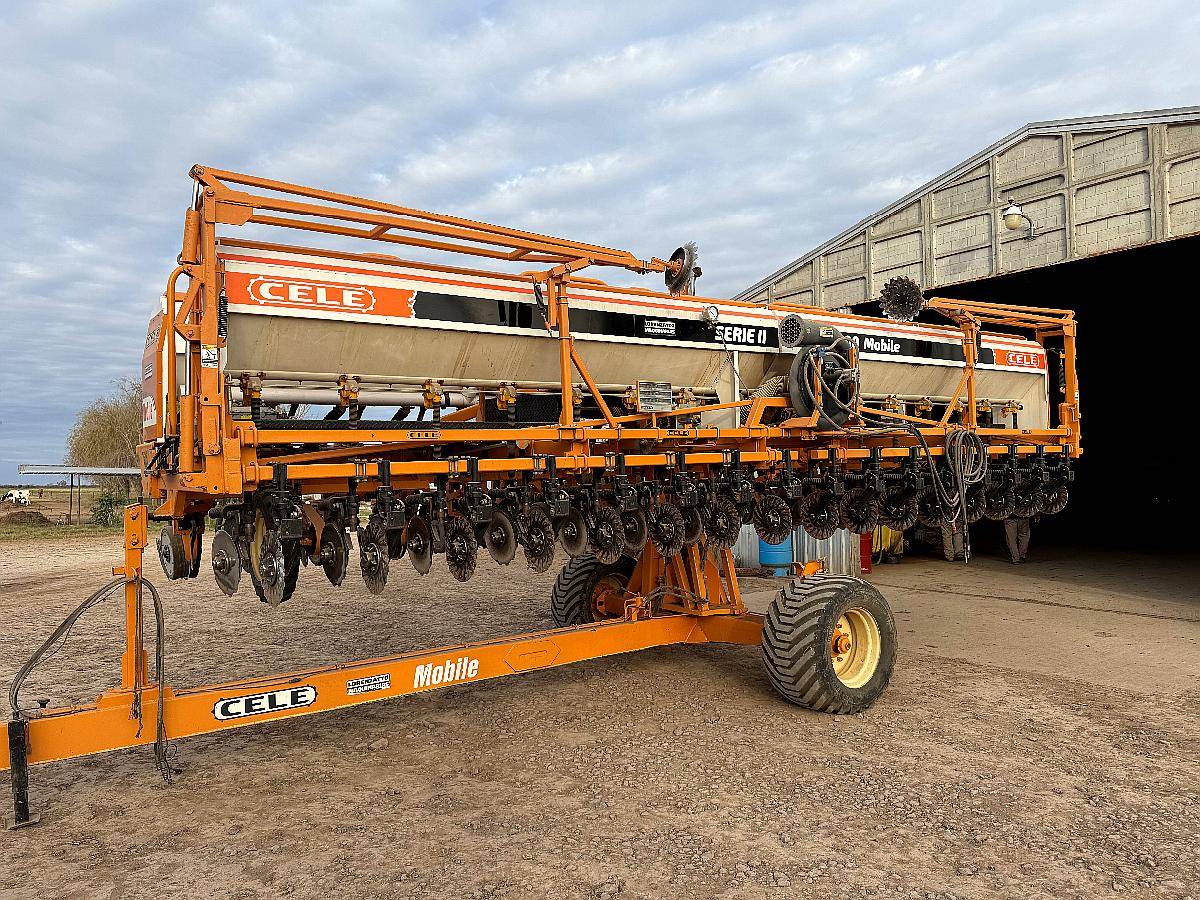 Cele Mobile 16 a 52 Autotrailer Neumática Fert al Costado