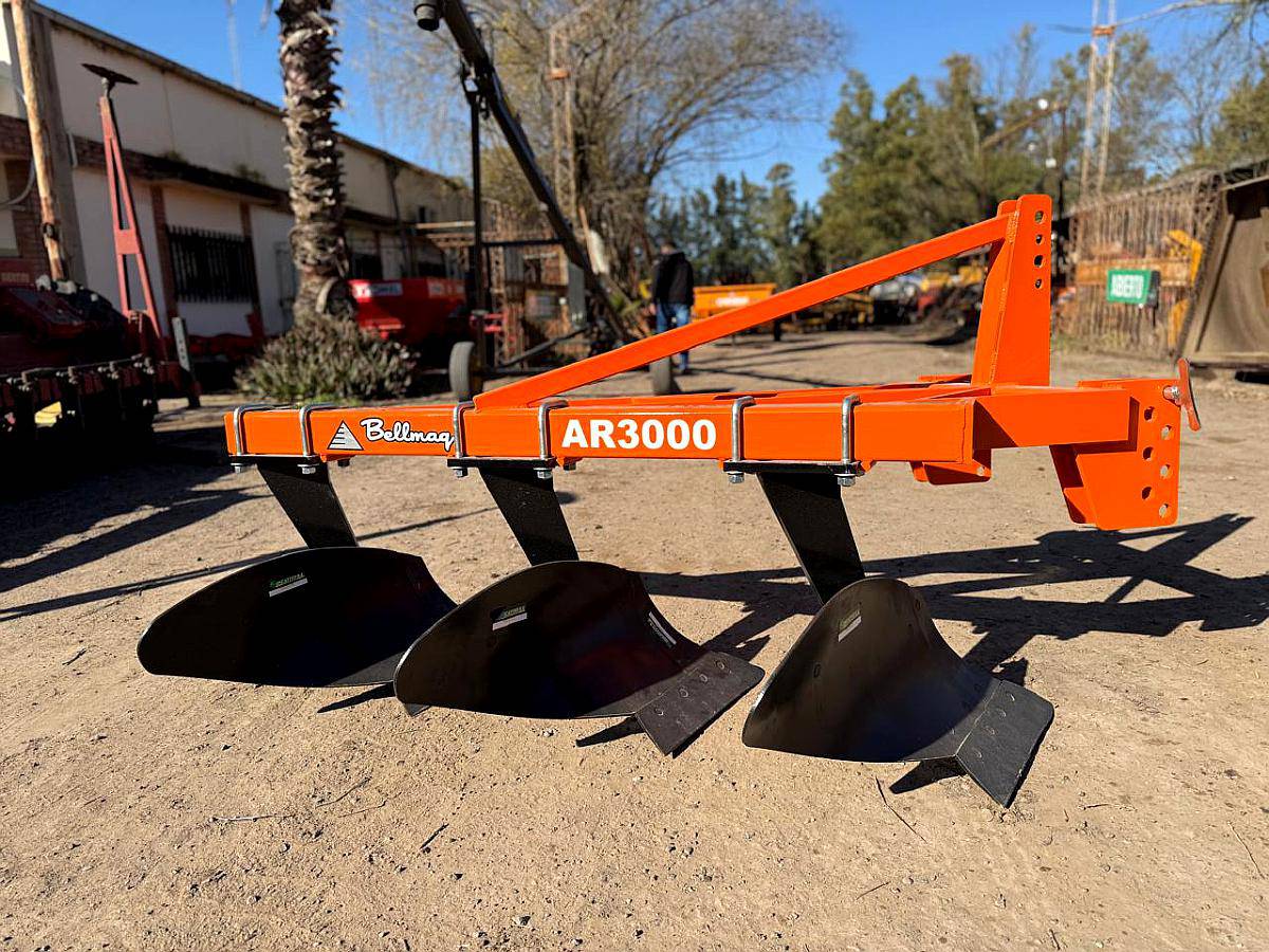 Arado Bellmaq AR 3000 de 3 Rejas del 12 de Tres Puntos