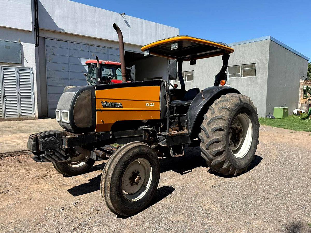 Tractor Valtra BL 88 con Techo
