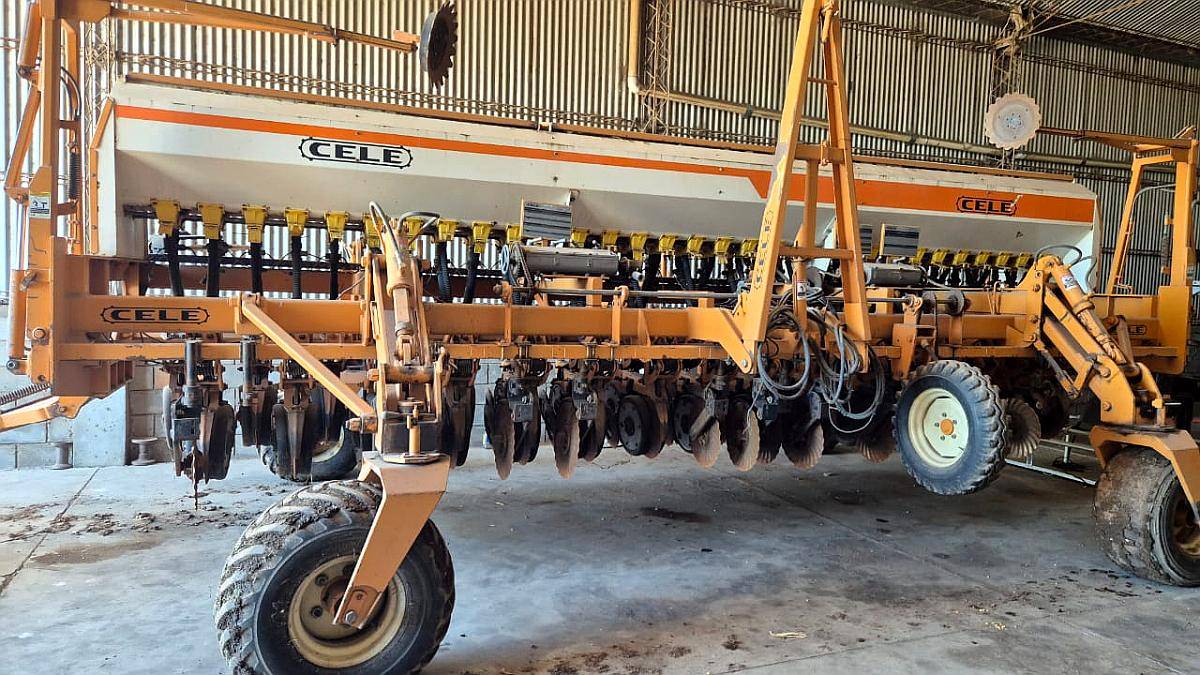 Sembradora Cele de 31 Líneas a 21 CM.