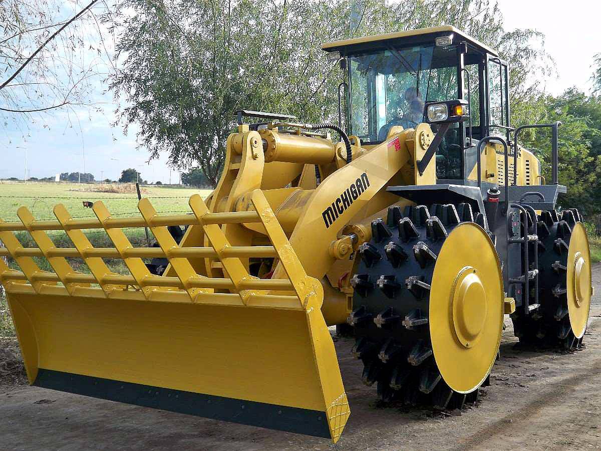 Michigan R 95 C con Pala Topadora