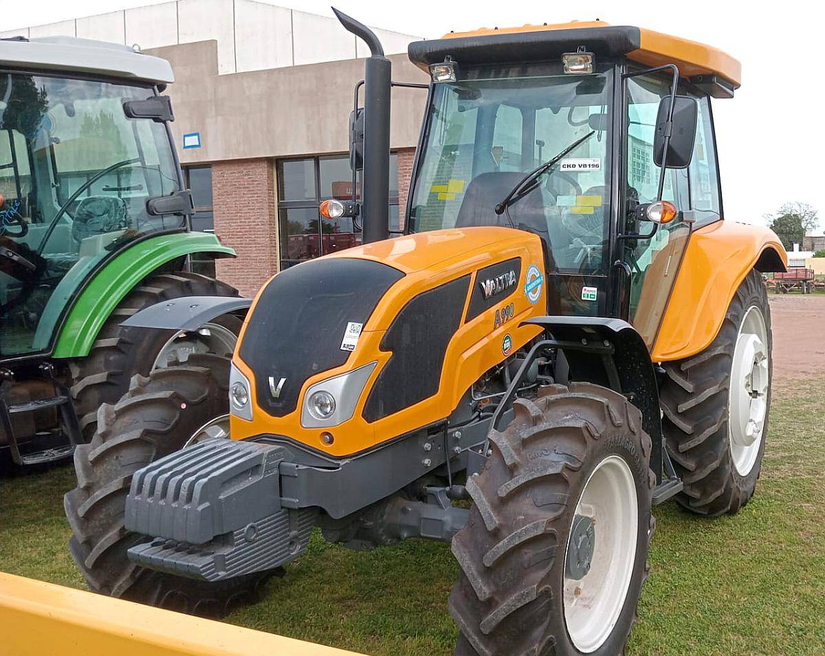 Tractor “valtra” a -990.