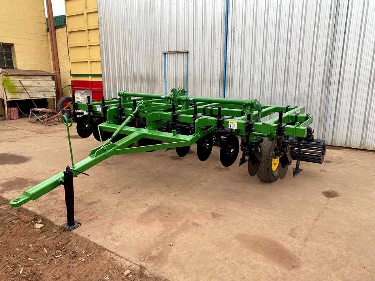 Subsolador de 11 Timones con Rolo Disponible