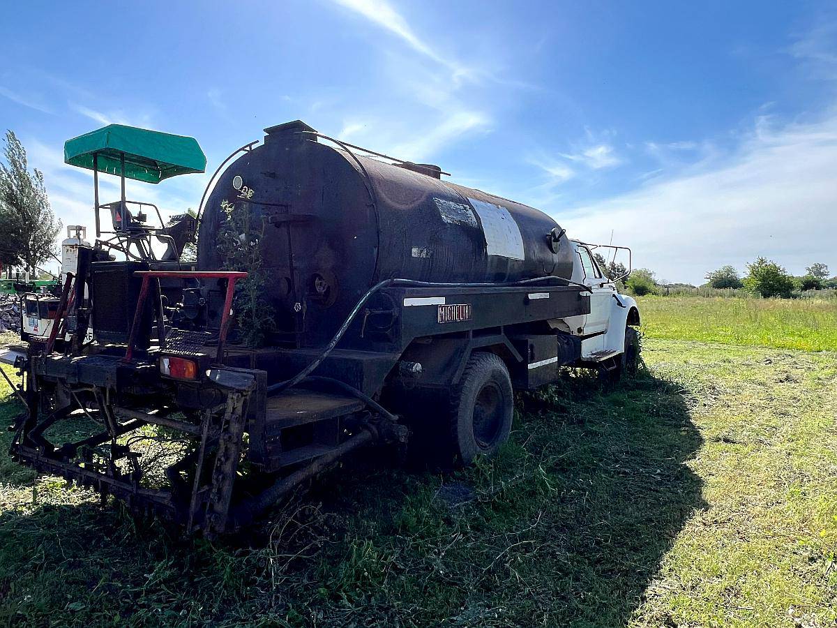 Camion Ford 14.000 con Equipo de Riego Asfaltico Fuera de US