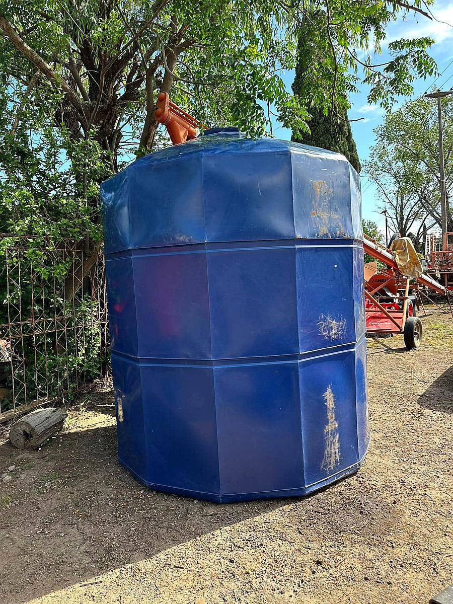 Tanque Vertical de 10.000 Lts con Respiradero y Tapa Boca