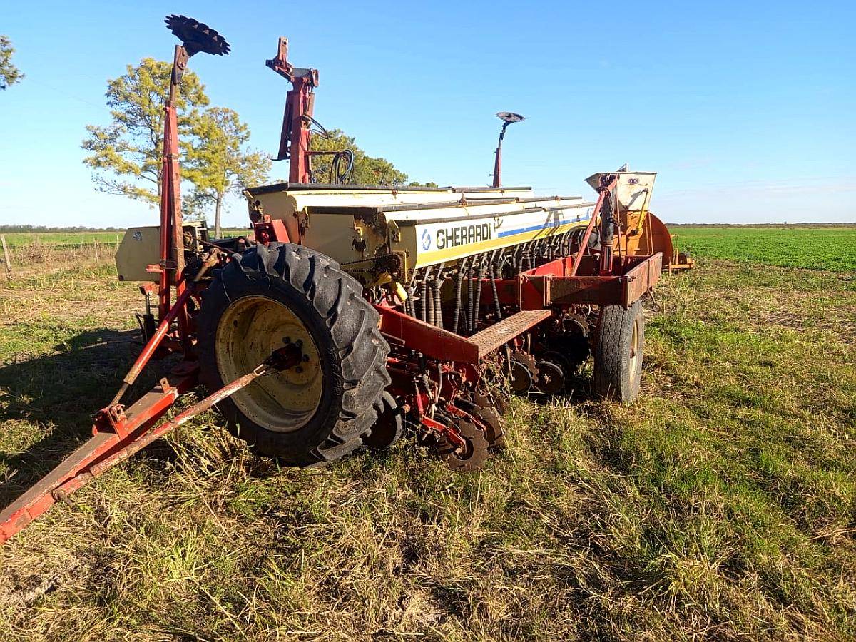Sembradora Gherardi G-100 de 21 a 21 con Alfalfero