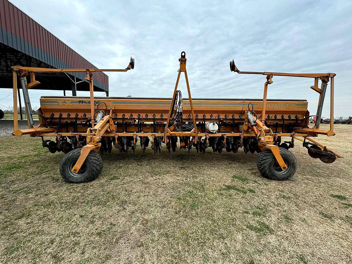 Sembradora Agrometal TX Mega año 2004 - 16 a 52