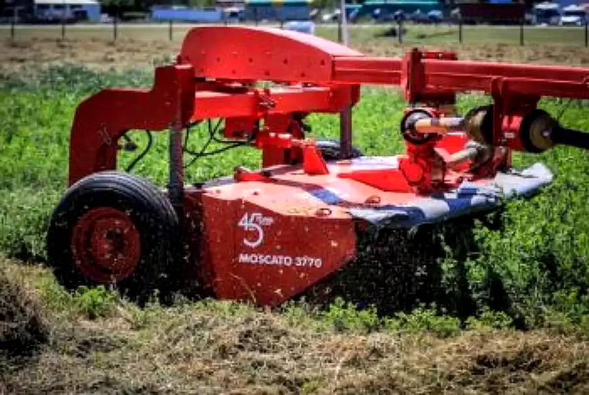 Segadora de Arrastre Yomel Moscato 3770 con Acondicionador