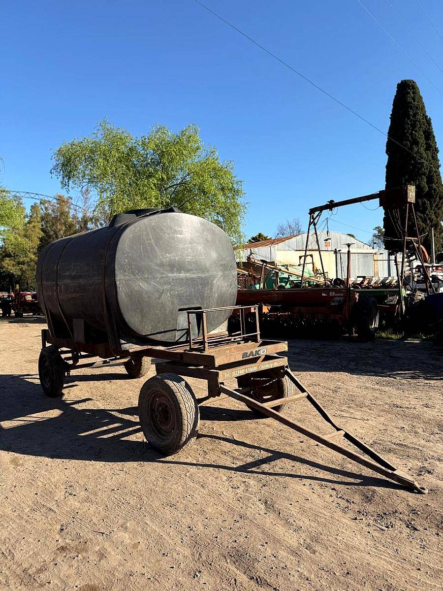 Acoplado Tanque de Apoyo de 4000 Litros con Rompeolas
