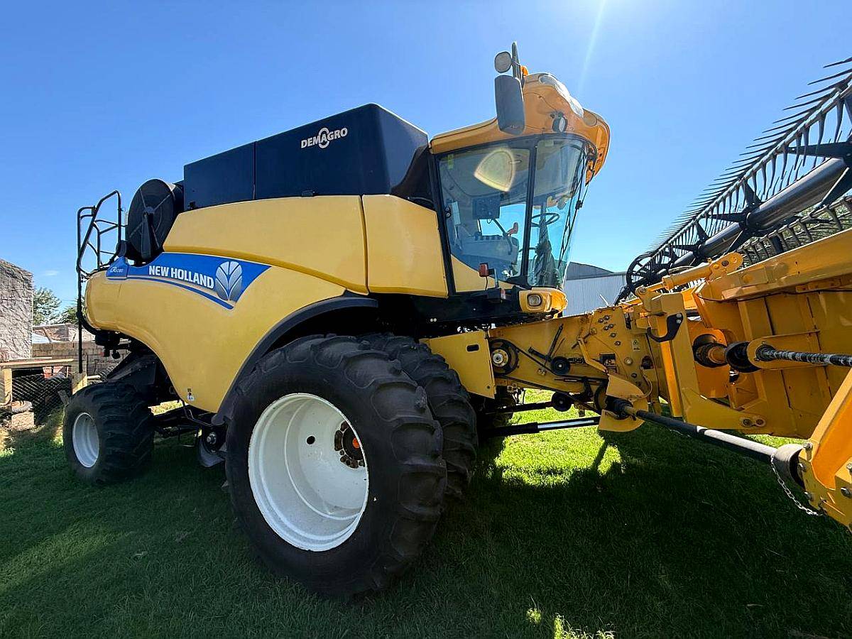 Cosechadora New Holland CR 6080, año 2016, con Draper 35