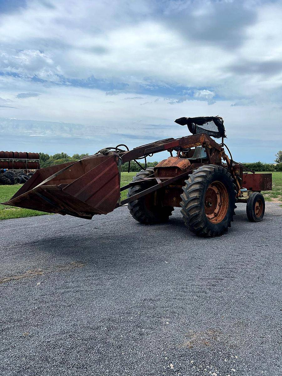 Tractor Fiat R60 Invertido con Pala