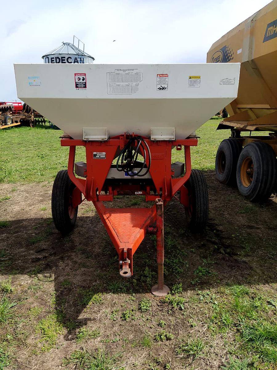 Fertilizadora de Arrastre Yomel RDA1050
