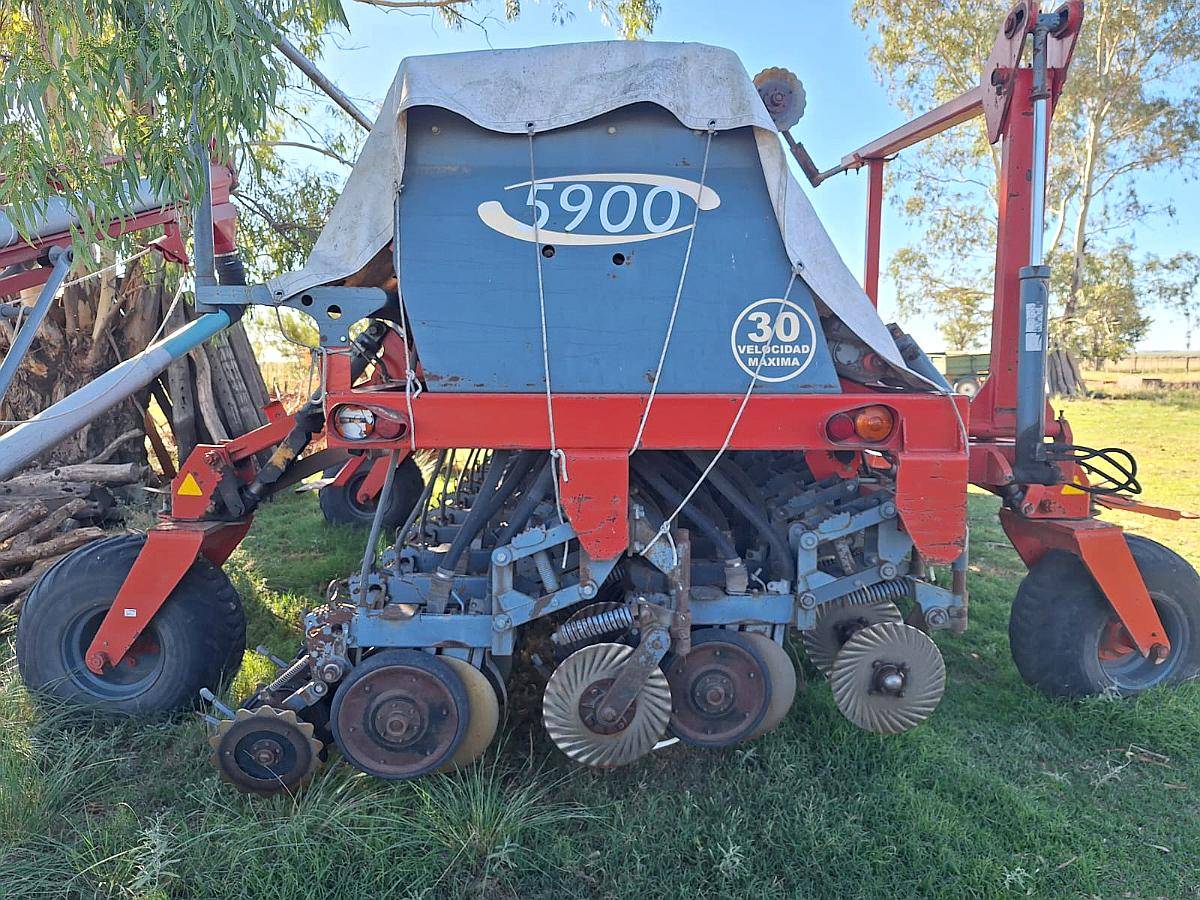 Sembradora Juber 5900 de 28 a 21cm con Alfalfero