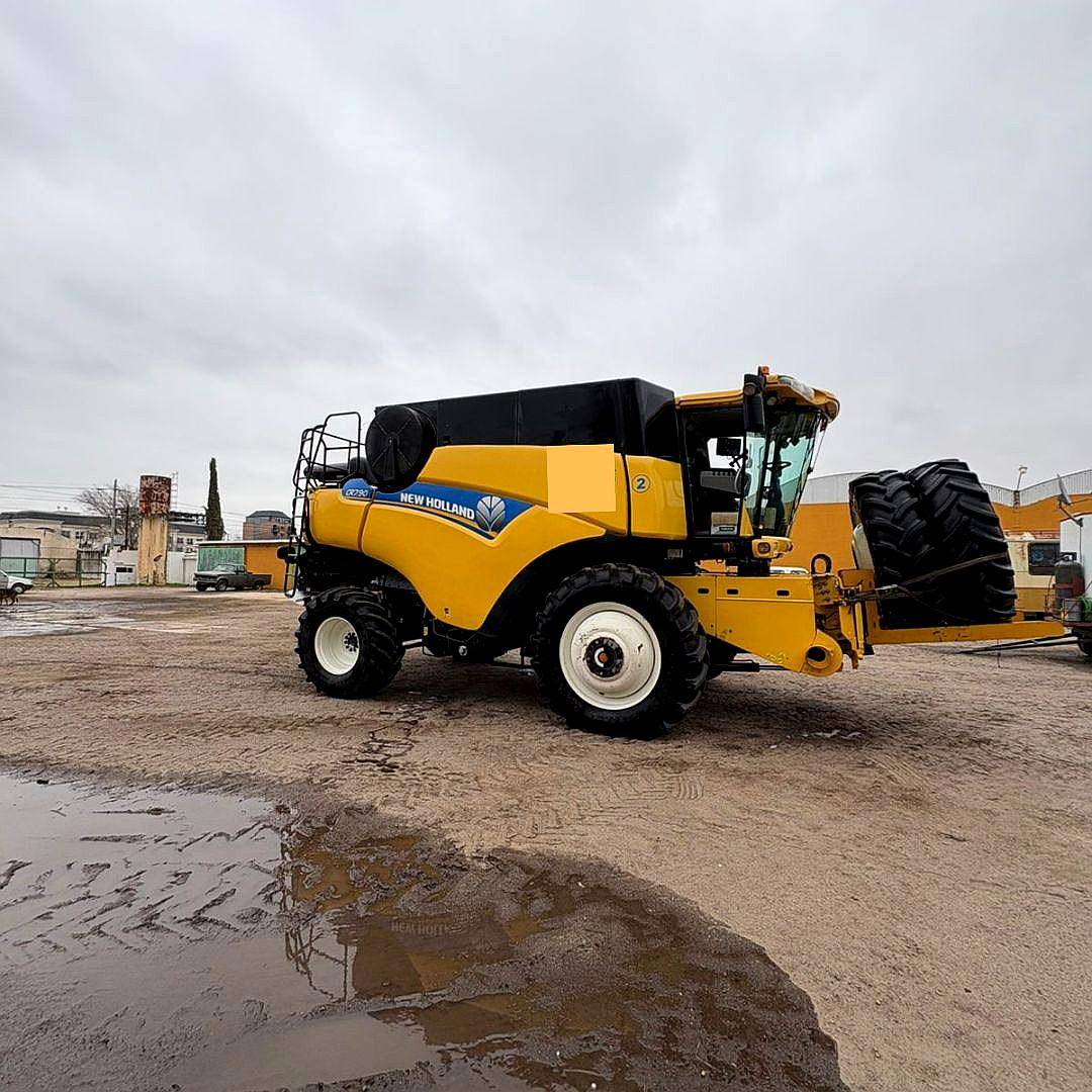 Cosechadora New Holland CR7.90 2022 - Draper 40 - Piloto