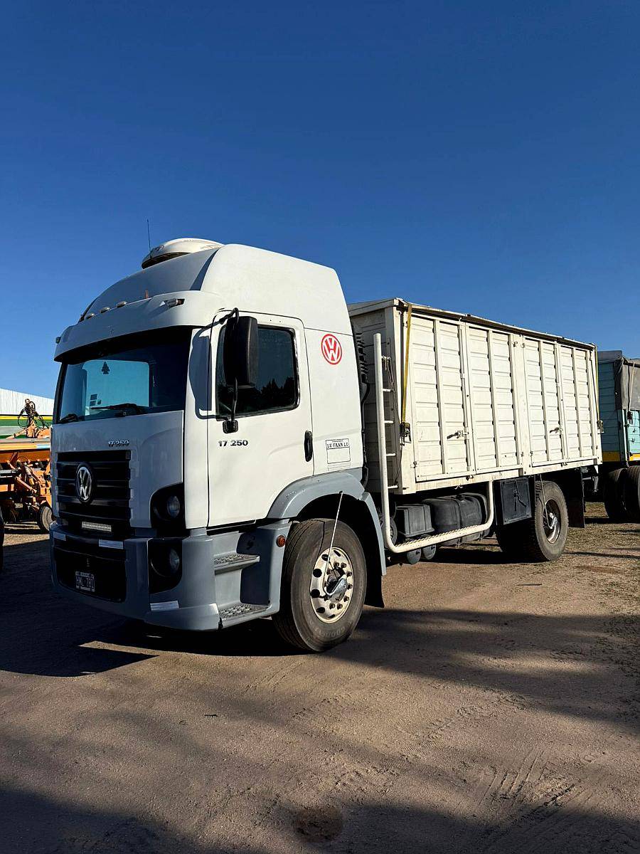 Volkswagen 17.250 Modelo 2008 + Acoplado Incluido