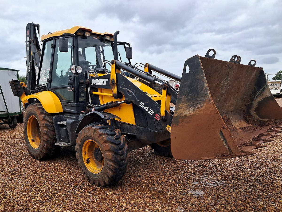 Retroexcavadora MST M542s 100hp