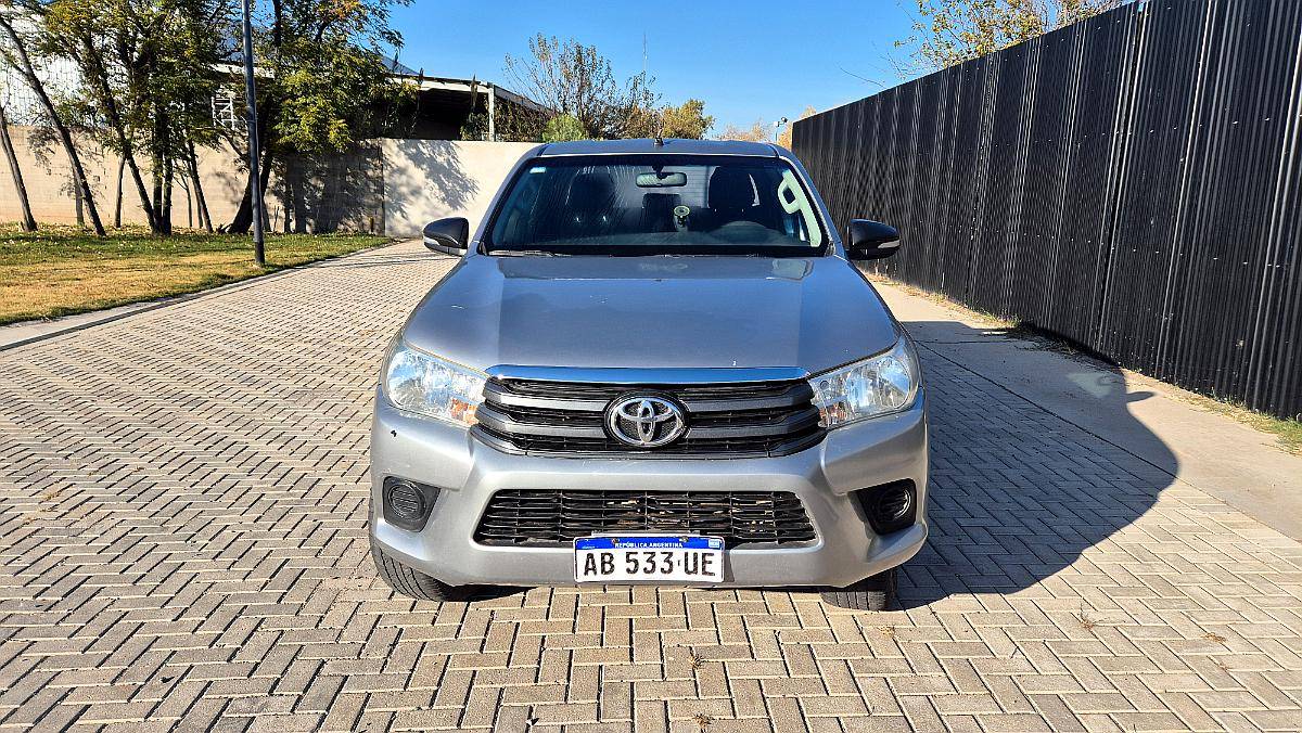 Toyota Hilux SR 4X4 D/C Manual