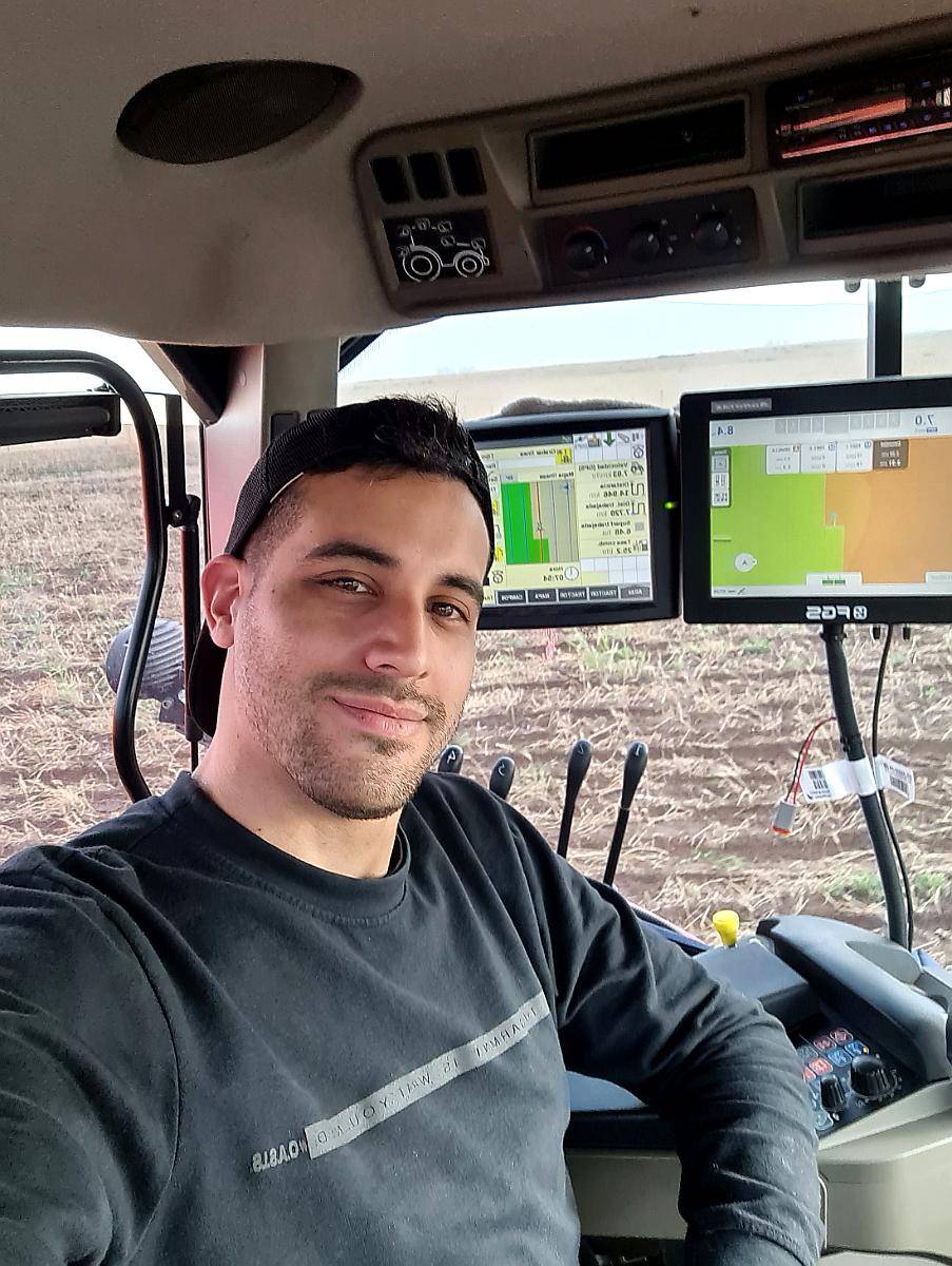 Busco Trabajo de Tractorista/senbrador/carrero