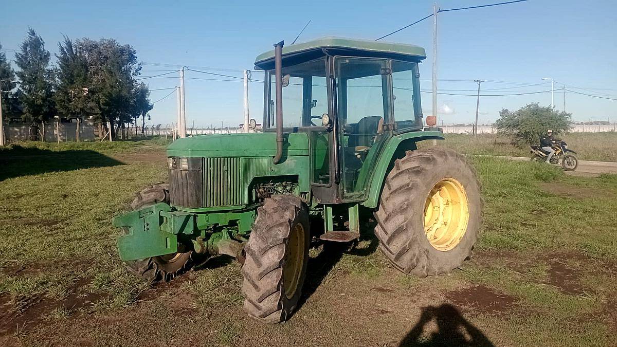 John Deere 5705 DT con Cabina - Año: 2004 - u$s 28.500 - Agroads