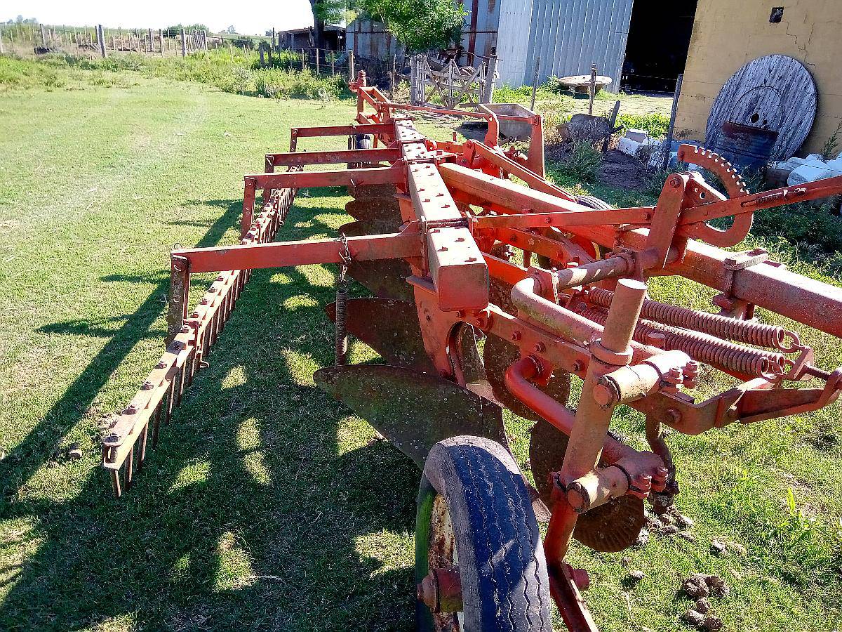 Arado Super Walter de 7 Rejas de 14 muy Bueno Año 1992 Agroads