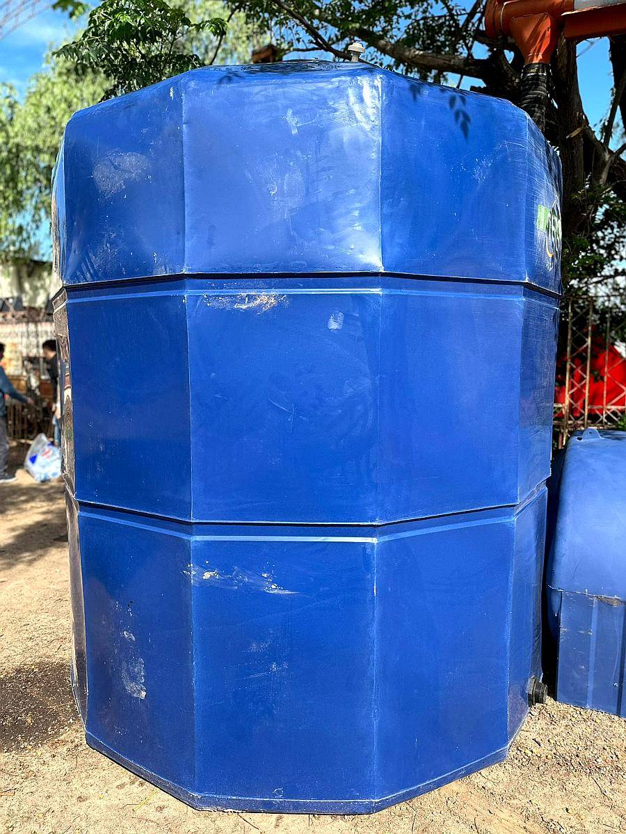 Tanques Verticales de 10.000 Litros con Respiradero y Tapa