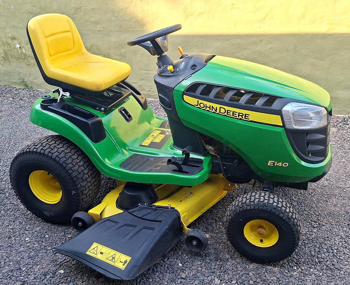 Tractor Cespero John Deere E140 Igual a Nuevo