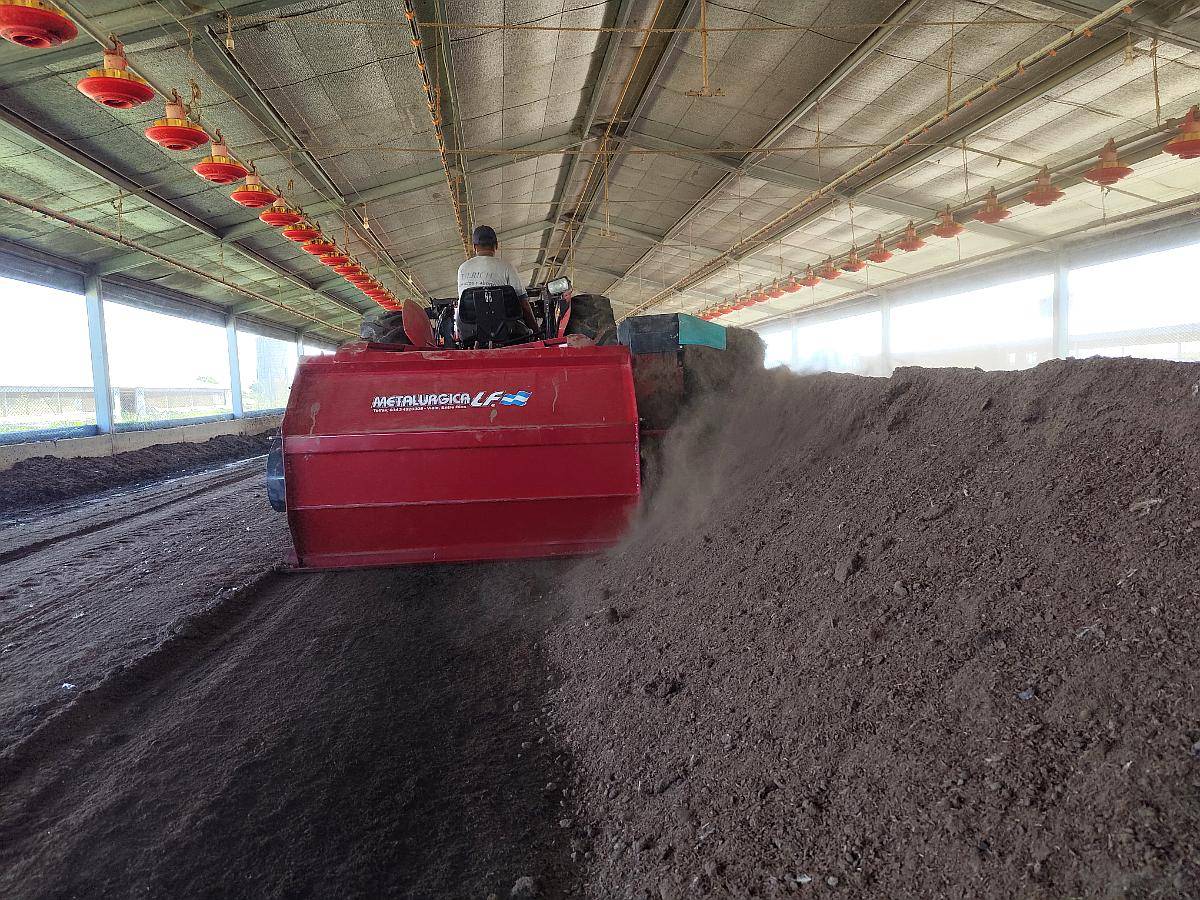 Apilador de Cama Avícola LF