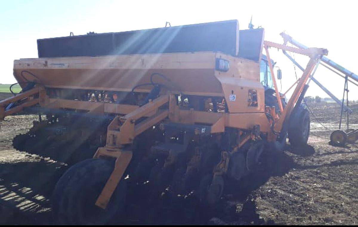 Agrometal MXY de 23 a 21 con Monitor de Siembra Cuffia