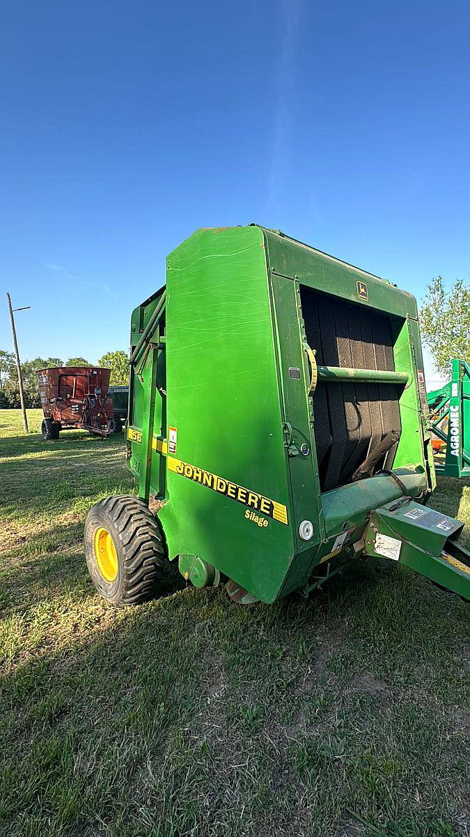 Rotoenfardadora John Deere 566