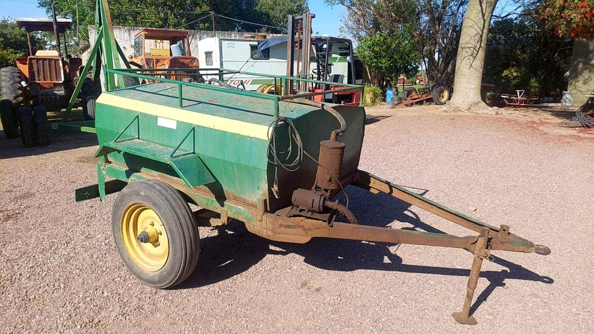 Acoplado Cisterna 1500 Litros con Bomba
