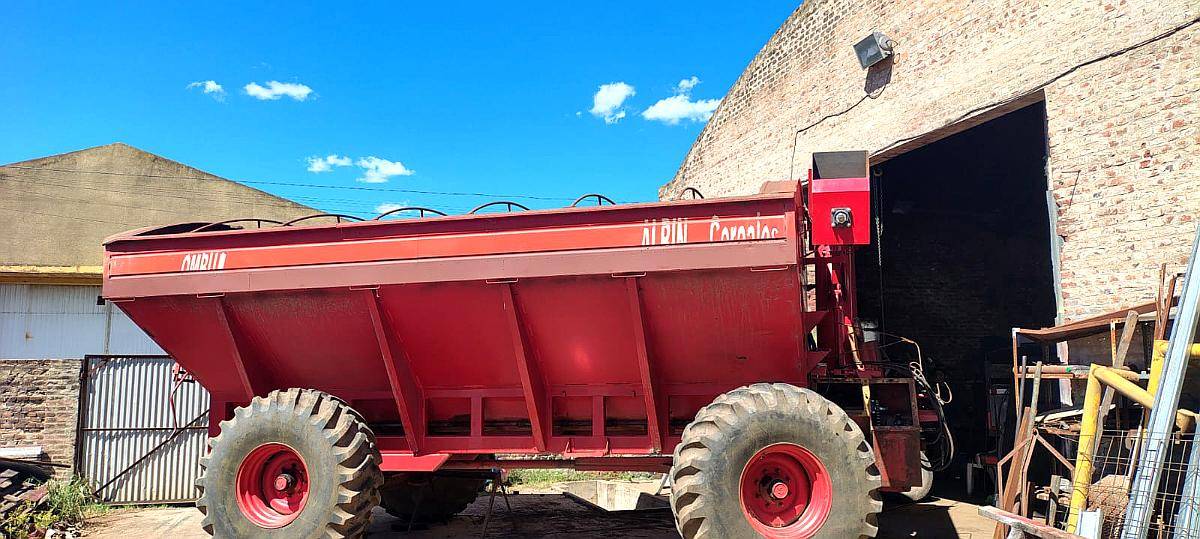 Tolva Ombú 22 TN. año 2006.