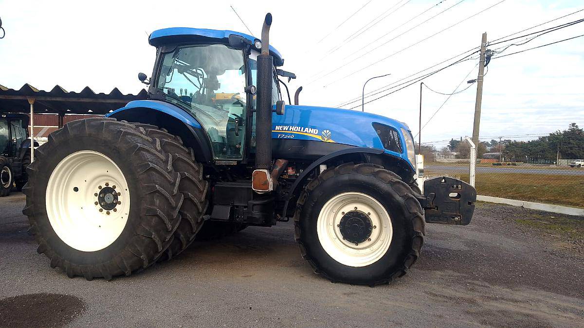 Tractor New Holland T7240 Impecable con Piloto y Giro en CAB