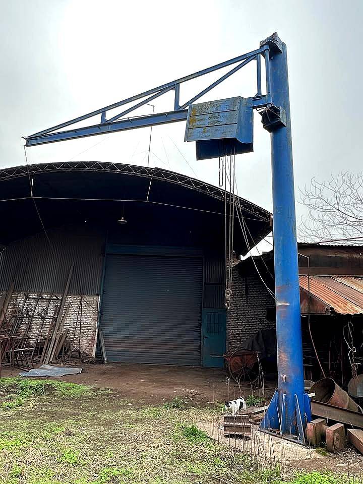 Vdo. Pluma de 7,5 MT. Radio de Giro de 6 y Aparejo de 3 TN.