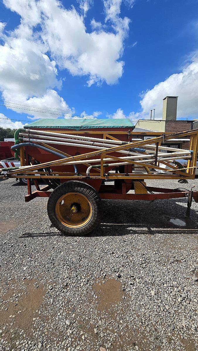 Fertilizadora Altina Neumatica de Arrastre - 18 Mts