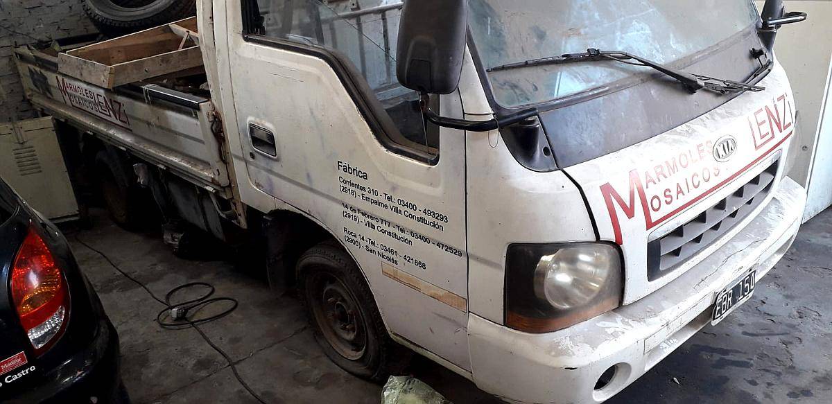 Kia K2700 año 2005 con Duale