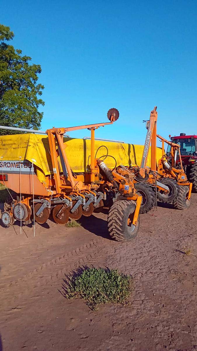 Sembradora Agrometal MX de 33 a 21 CM.