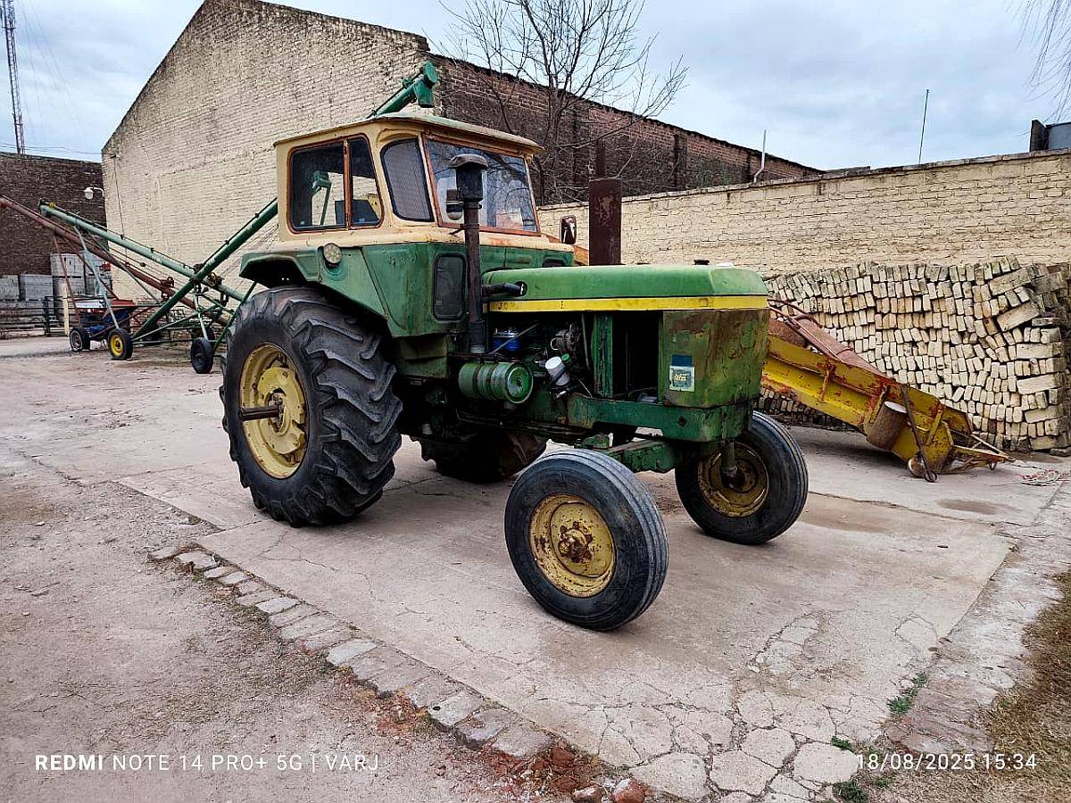 John Deere 2730 75 HP.