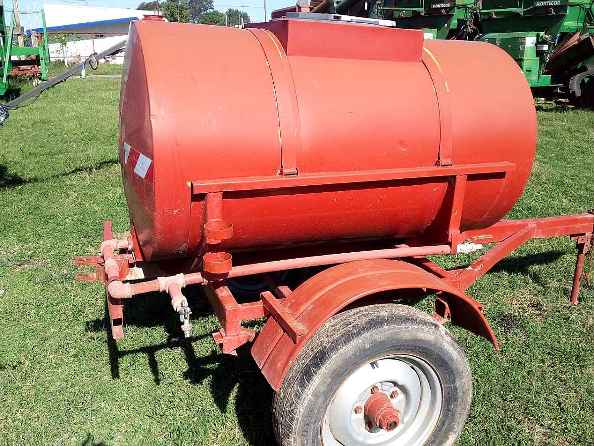 Acoplado de 1 Eje con Tanque Plástico para 1500 Litros