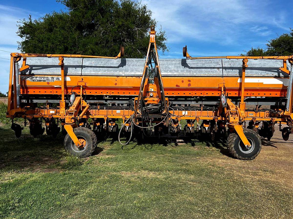 Sembradora Agrometal TX Mega 16/52 Neumatica Clic, 2012