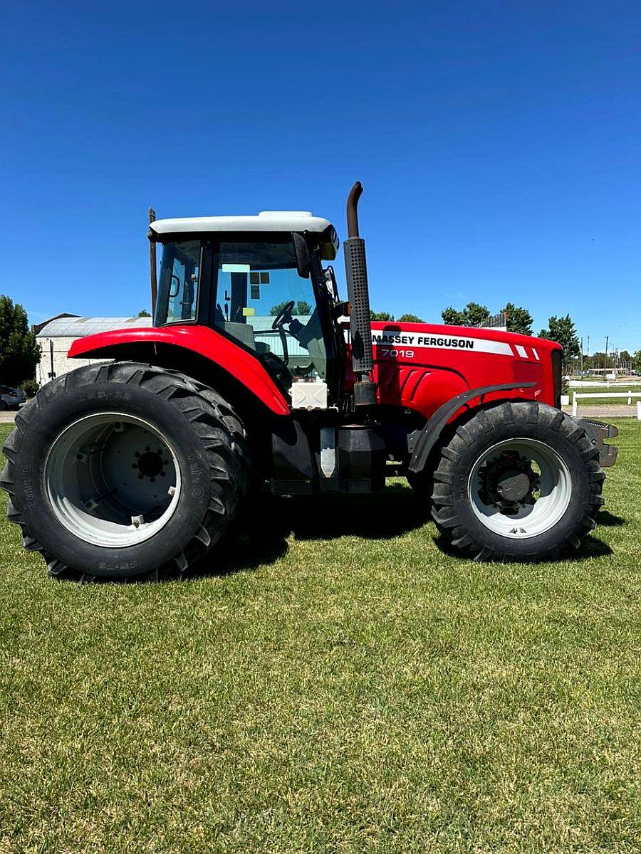 Tractor Massey Ferguson 7019