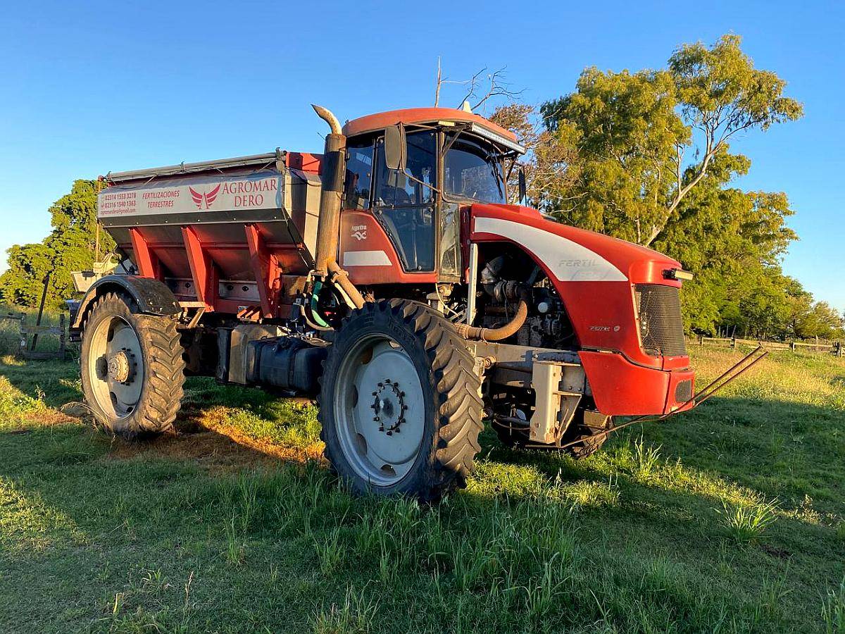 Fertilizadora Fertec Fertil 824.