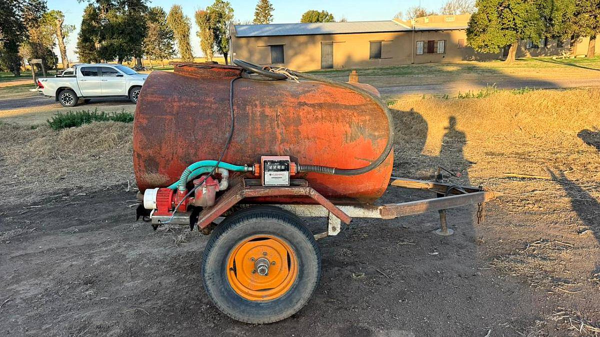 Cisterna 1.500 Lts, con Bomba.