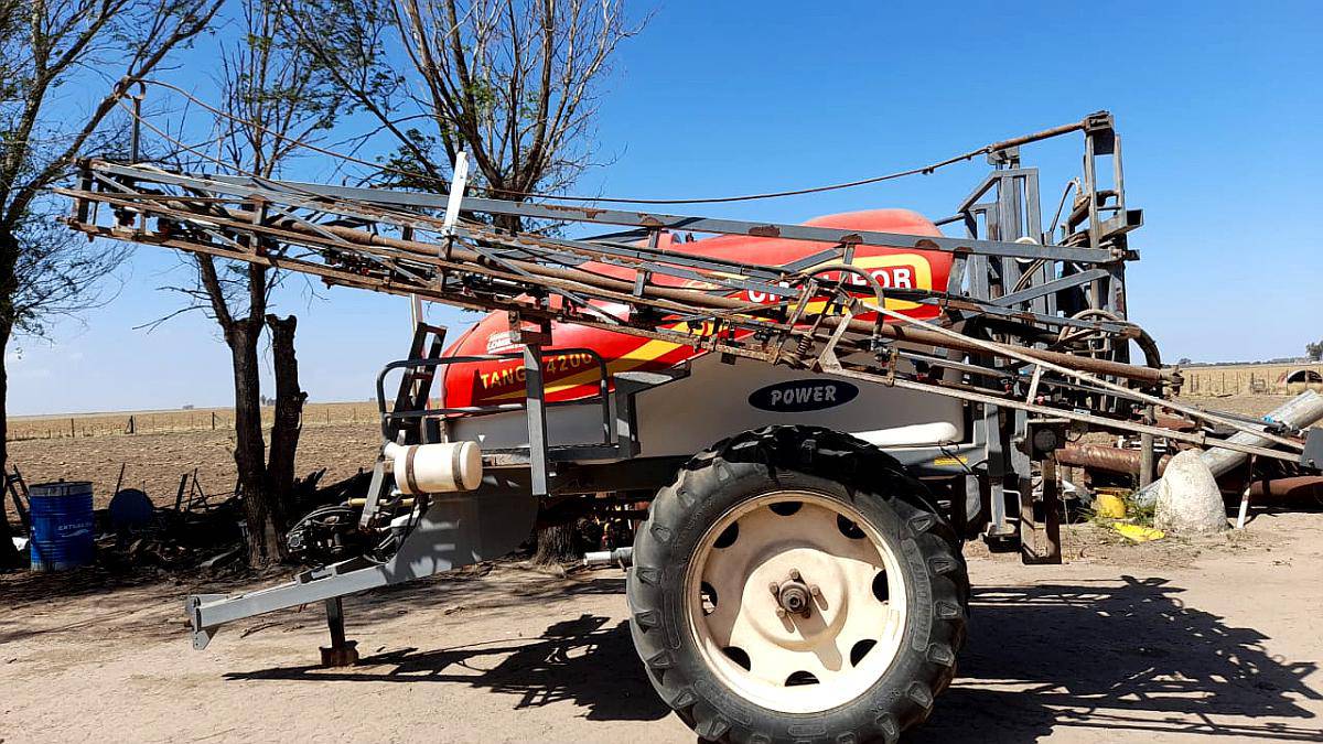 Pulverizador de Arrastre de 4200 Lts. Marca Cinalfor.