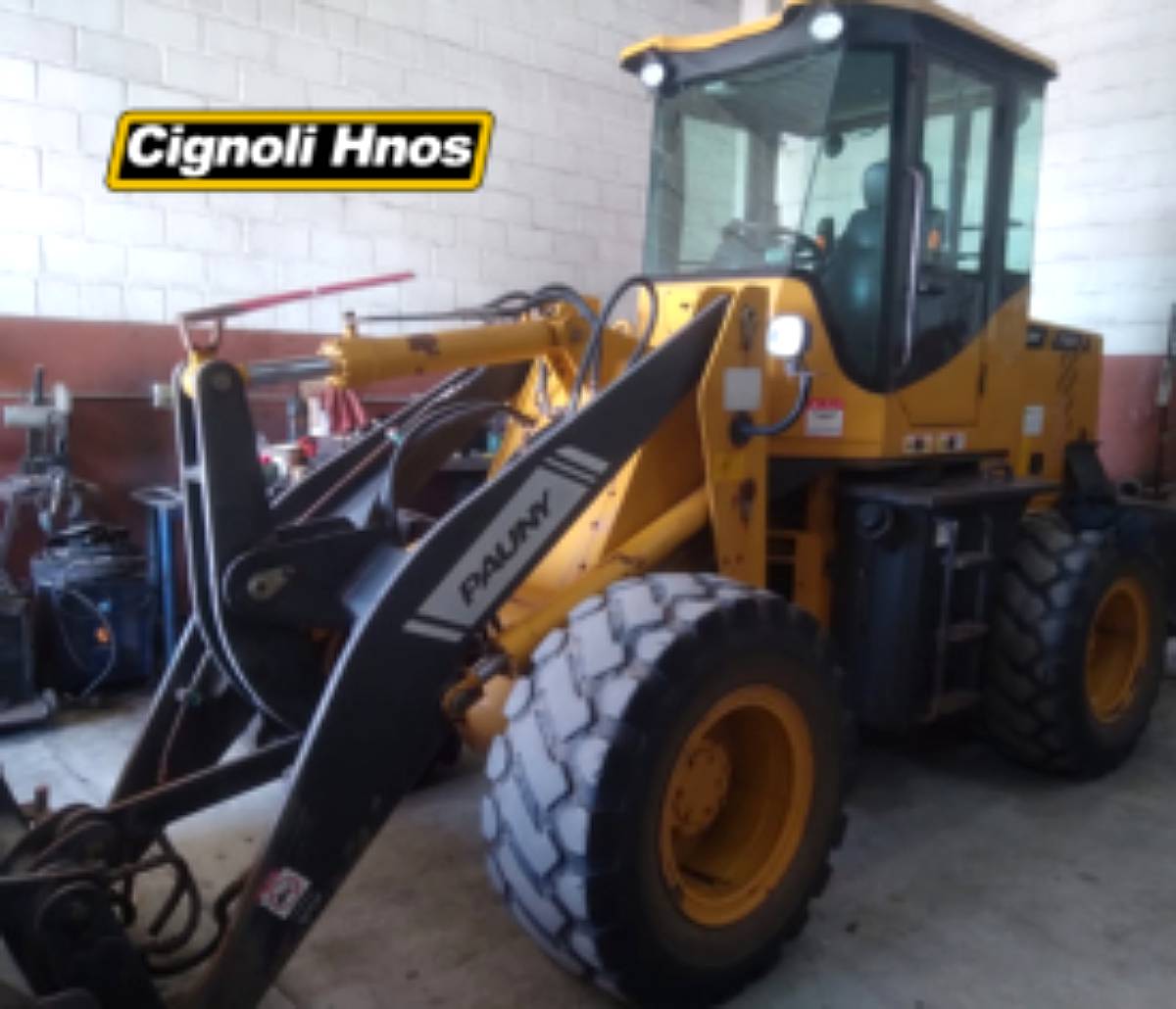 Pala Pauny P 100, 90 HP, Motor Reparado