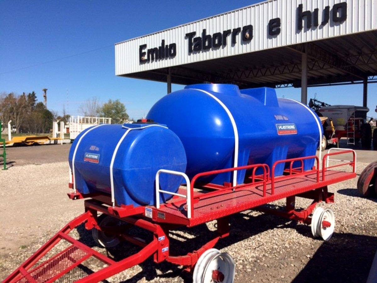 Acoplado Tanque de 3400 Litros + 500 Litros