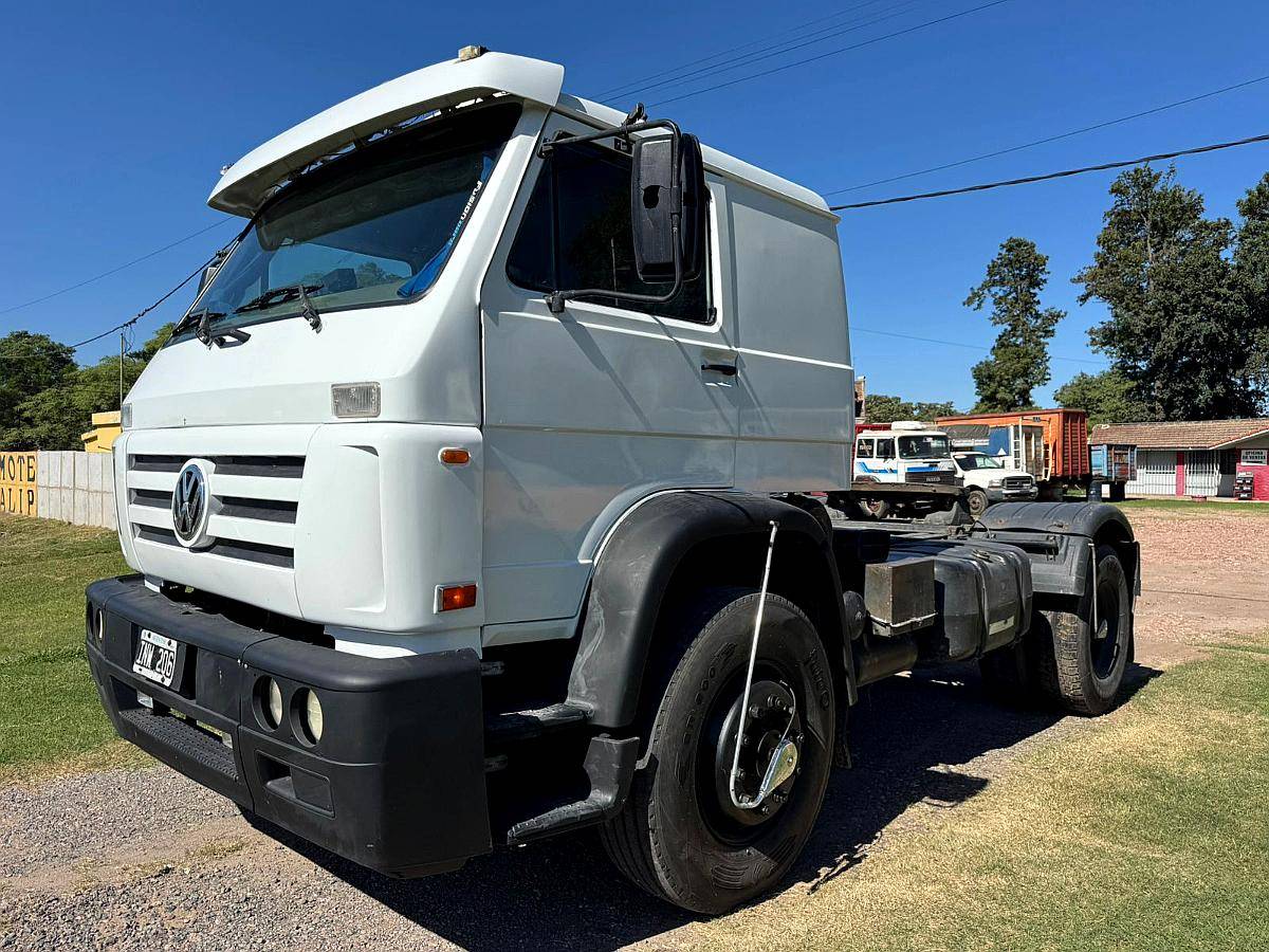 Volkswagen 17220 Tractor 2010